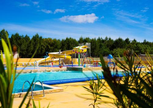una gran piscina con un parque acuático en Mobil-home Clim, TV, LV Camping LES OYATS 4 étoiles - MH-A017, en Seignosse