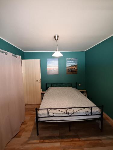 une chambre avec un lit et un mur végétal dans l'établissement Jolie appartement avec piscine et parking privé Menton, à Gorbio