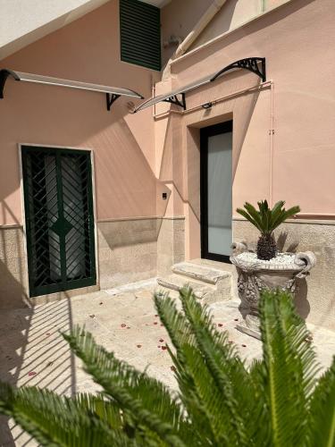 a house with a potted plant in a courtyard at Marea in Bari