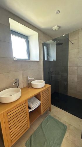 une salle de bain avec un lavabo et une douche dans l'établissement Maison Bretonne 5 chambres proche de la mer, à Saint-Potan