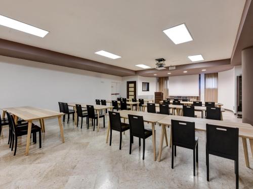 a large conference room with tables and chairs at B&B HOTEL Padova in Padova