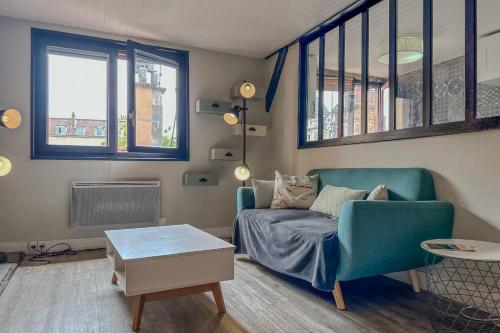 un salon avec un canapé et une table dans l'établissement #HY Le Petit Metz City center, à Grenoble