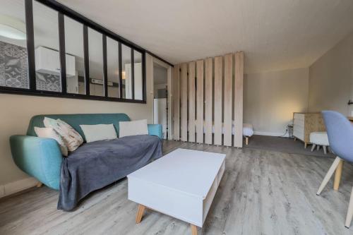 un salon avec un canapé et une table dans l'établissement #HY Le Petit Metz City center, à Grenoble