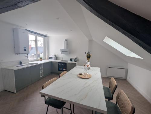 une cuisine et une salle à manger avec une table et des chaises dans l'établissement Sirius 3 - Superbe appartement centre ville pour 4 Personnes, au Mans