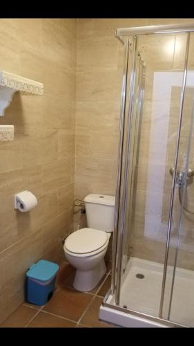 Ένα μπάνιο στο Habitaciones Taberna de Mauro