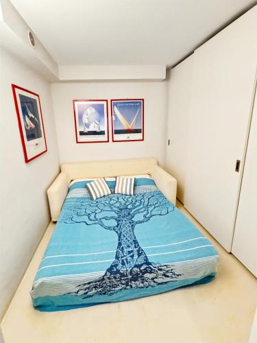 Un dormitorio con una cama con un árbol. en Green Heaven Apt, Rickeys, en Cap d'Ail