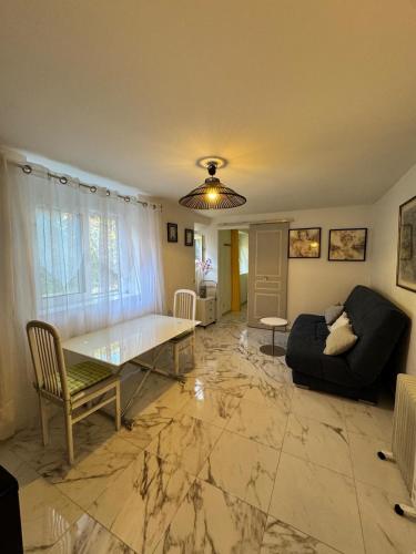 un salon avec une table et un canapé dans l'établissement Paisible deux pièces, à Cannes