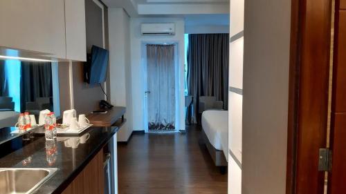 Кровать или кровати в номере Apartment Panbil Residence By Superstay