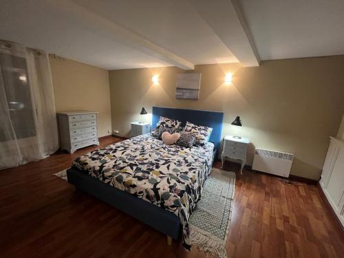 - une chambre avec un lit et une table de nuit avec des lampes dans l'établissement Maison Bellevue, 3 chambres, à Fayence