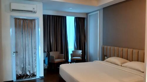 Кровать или кровати в номере Apartment Panbil Residence By Superstay