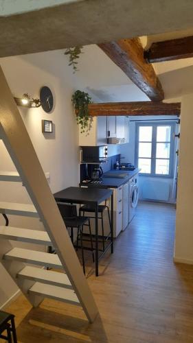 une cuisine avec une table et une salle à manger dans l'établissement Iris, 4 personnes, centre pieton Ecusson, Tram, 3ème étage sans ascenseur, à Montpellier