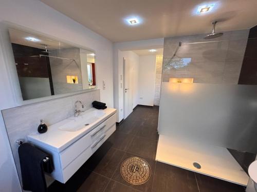 Ένα μπάνιο στο Exklusive Ferienwohnung mit schönem Garten und Blick ins Grüne