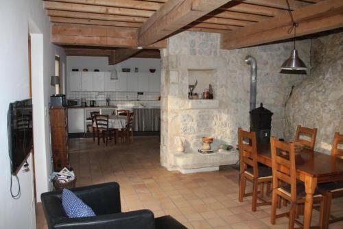 une cuisine et une salle à manger avec une table et une salle à manger dans l'établissement Le Petit Paradis, à Boulbon