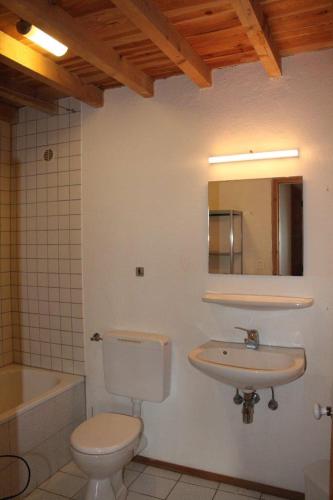 une salle de bain avec toilettes et lavabo dans l'établissement Le Petit Paradis, à Boulbon