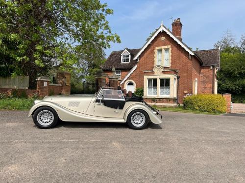ein Oldtimer, der vor einem Haus parkt in der Unterkunft Hanley Swan, The Garden Flat in Madresfield