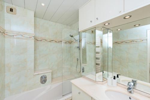 une salle de bain avec douche et lavabo dans l'établissement Frontière avec Monaco - Balcon avec vue mer - Parking - DO, à Beausoleil