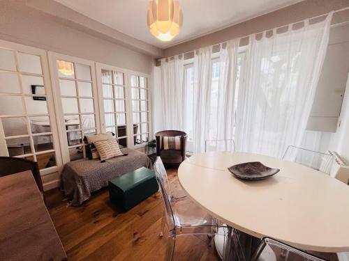 Posezení v ubytování La Dolce Trouvillaise - Maison 5 personnes - Plein centre Trouville - Au calme - Belle Terrasse