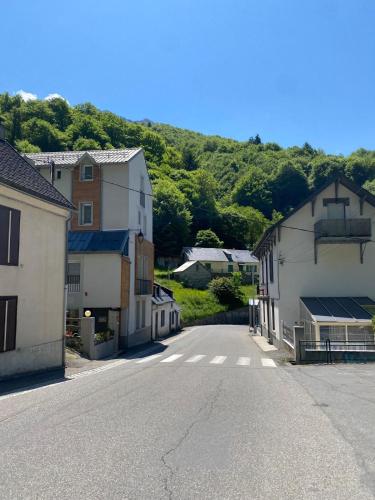 Une rue vide dans une petite ville avec des maisons dans l'établissement Studio Bareges Le Rioulet 1, à Barèges