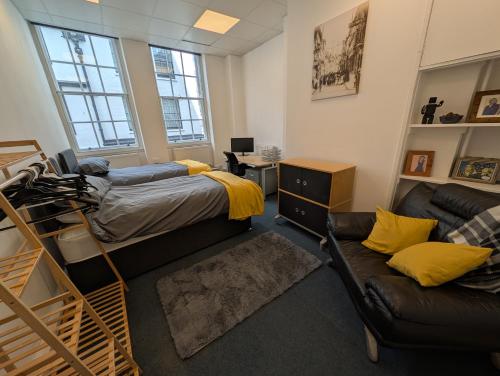 a bedroom with a bed and a couch at Duel of Bristol House 6BR 12 beds in Bristol