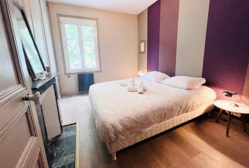 une chambre avec un lit avec deux serviettes dessus dans l'établissement La Dolce Trouvillaise, à Trouville-sur-Mer