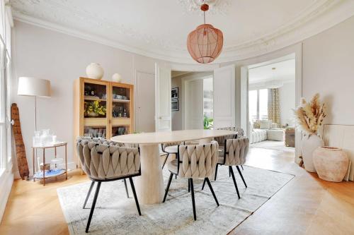 une salle à manger avec une table et des chaises dans l'établissement Elegant Apt 2BDR Arc de Triomphe Champs-Élysées, à Paris