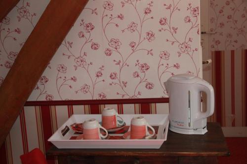 - une table avec une cafetière et un grille-pain dans l'établissement ferme du bois d'Hantecourt, à Ochancourt