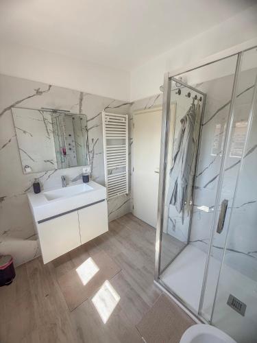a bathroom with a sink and a shower at Villa Miky - Via Francigena Altopascio in Orentano