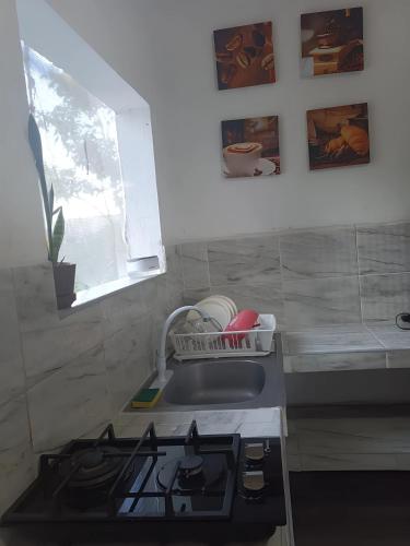 una encimera de cocina con fregadero y fregadero en Centrico, seguro, buen precio, Timon, en Manzanillo