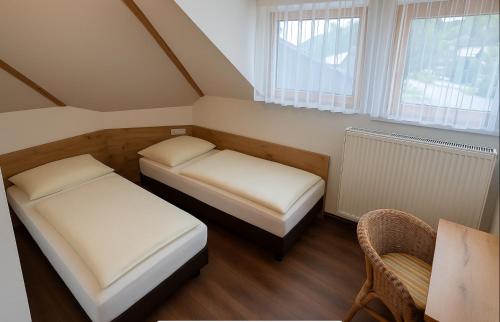 Una cama o camas en una habitación de Landhaus Scherling