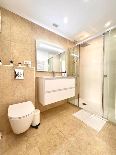 une salle de bain avec toilettes et douche dans l'établissement T2 - Grande terrasse, Vue mer, Piscine, à Bandol