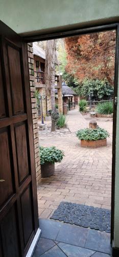 Κήπος έξω από το Goodnight Guest Lodge