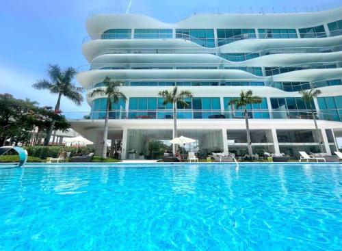 een groot gebouw met een zwembad voor een gebouw bij Nuevo Vallarta Beachfront Condo! in Bucerías