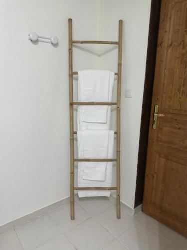 a towel rack in a room with white towels at Celinatura in Préneron