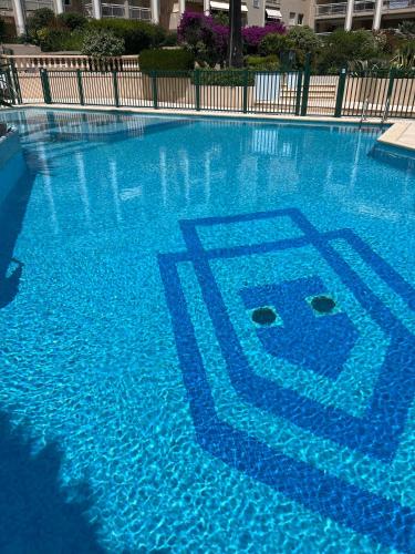une grande piscine avec la lettre b dans l'eau dans l'établissement Paradis, à Cannes