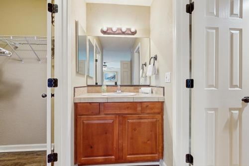 ein Badezimmer mit Waschbecken und Spiegel in der Unterkunft Top of the Foothills in Tucson