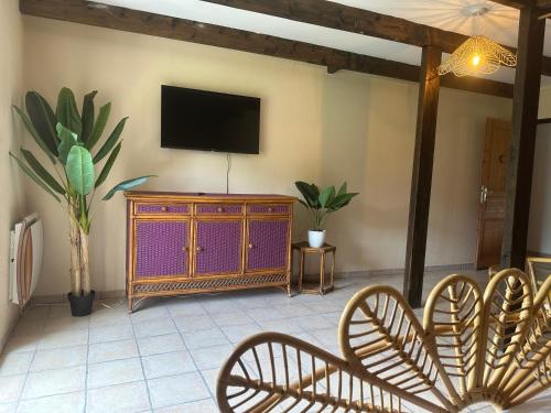 a living room with a tv on a wall at Celinatura in Préneron