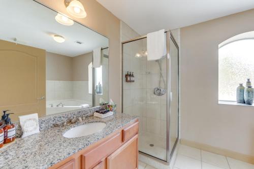 un baño con lavabo y ducha en Mountain Escape with Pool Access in Pigeon Forge!, en Pigeon Forge