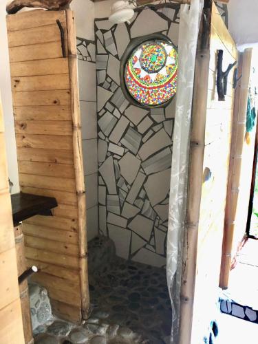 a room with a wall with a stained glass window at Habitación Las Bromelias, Pijao, Finca Flora del Rio in Pijao