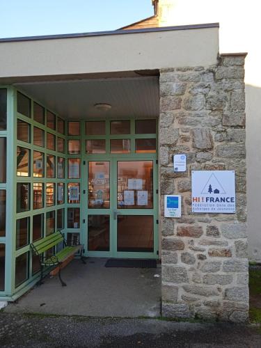 a building with a sign that reads full range at Auberge de Jeunesse HI Pontivy in Pontivy