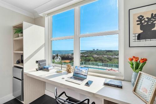 oficina con escritorio, ordenador portátil y ventana en MVR - This Miami Suite Is Built to Impress, en Miami