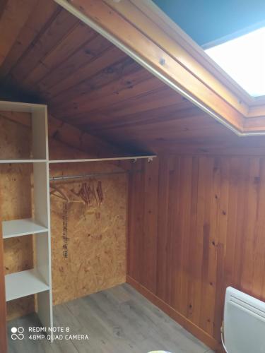 Cette chambre dispose de lambris et d'un plafond. dans l'établissement appartement dans maison de caractère en pierre, à Saint-Malo