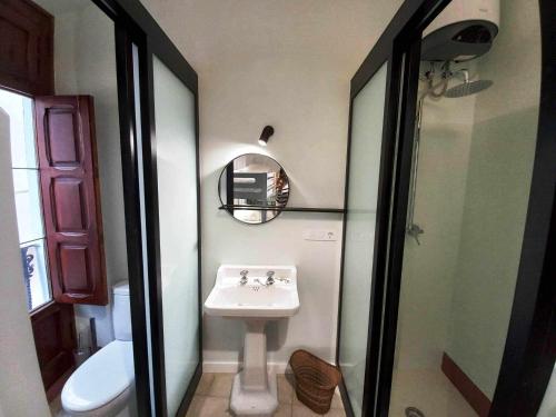 a small bathroom with a sink and a shower at La Casa del Médico in Pego