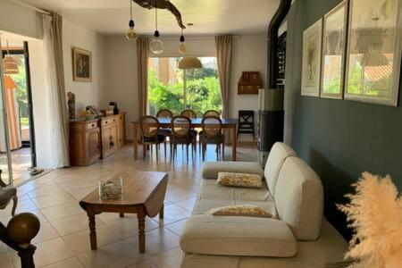un salon avec un canapé et une table dans l'établissement Maison de vacances proche plage de la Bergerie, à Hyères