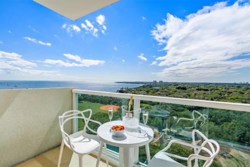 En balkon eller terrasse på MVR Suite in Grove-s Best-Kept Secret