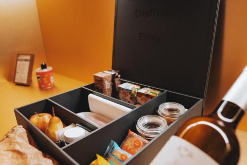 een zwarte doos met eten en een fles wijn bij Domum 4 in Porto
