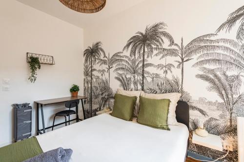 - une chambre avec un lit et du papier peint en palmier dans l'établissement L'industriel - billard et home cinéma - hyper centre, à Reims