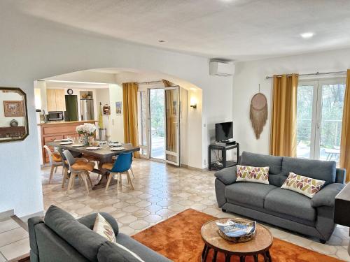 un salon avec un canapé et une table dans l'établissement Maison Familiale à Sanary, en pleine pinède, à Sanary-sur-Mer