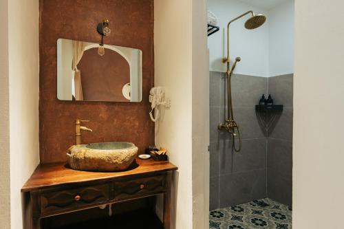 un baño con lavabo y espejo en Chian Homestay Hoa Lư, en Ninh Binh