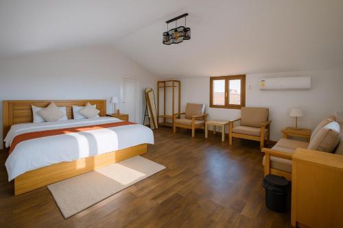 Rúm í herbergi á Remal Inn