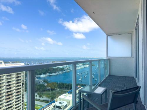 Un balcón de un edificio con vista al mar. en MVR Need Space Style - Book This Suite, en Miami